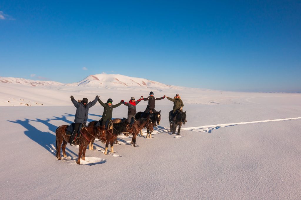 Horse trek to Songkol in winter time